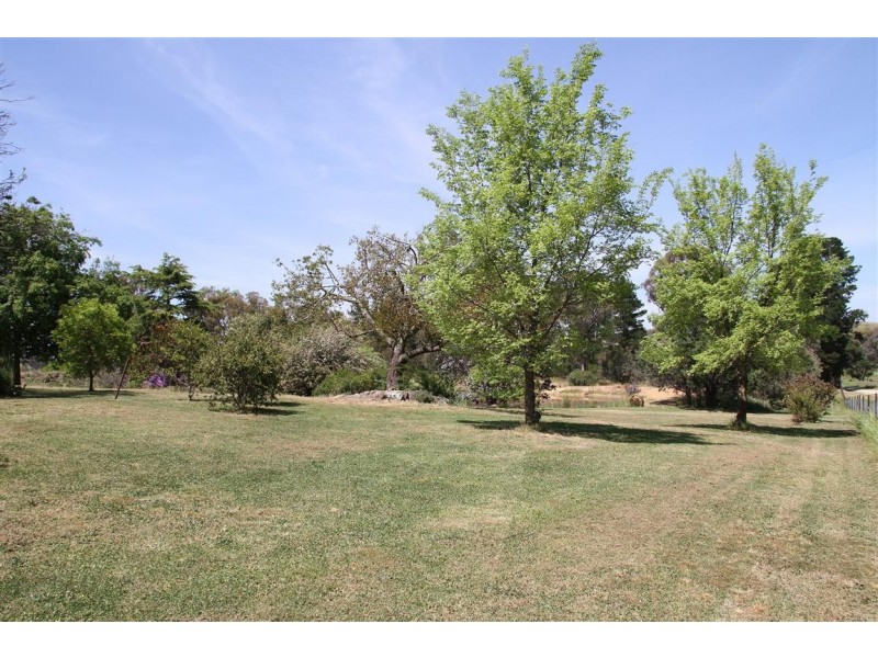 290 Little Plains Road, Boorowa NSW 2586