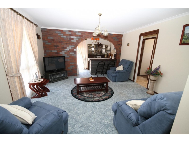 16 Merriman Drive, Yass NSW 2582