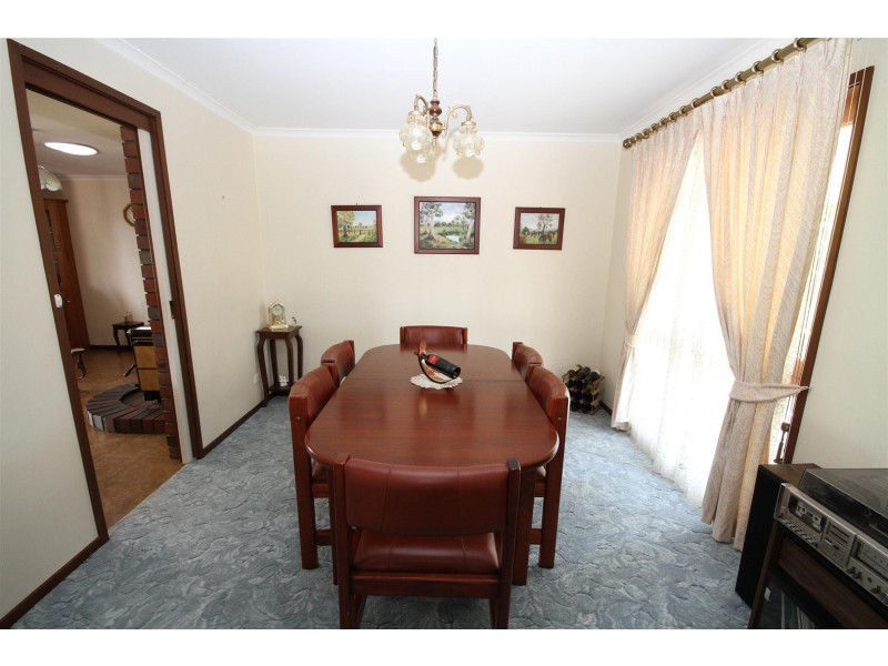 16 Merriman Drive, Yass NSW 2582