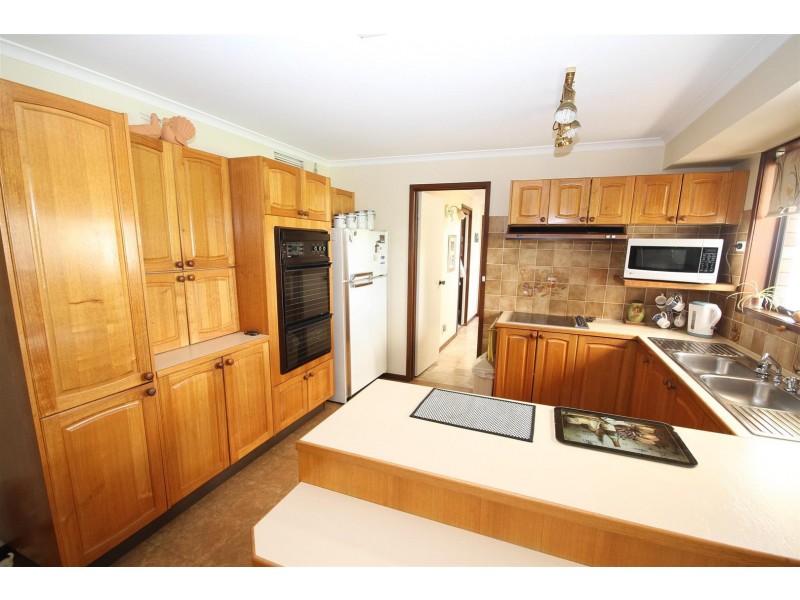 16 Merriman Drive, Yass NSW 2582