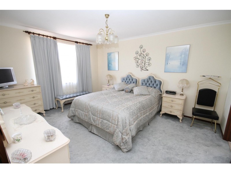 16 Merriman Drive, Yass NSW 2582