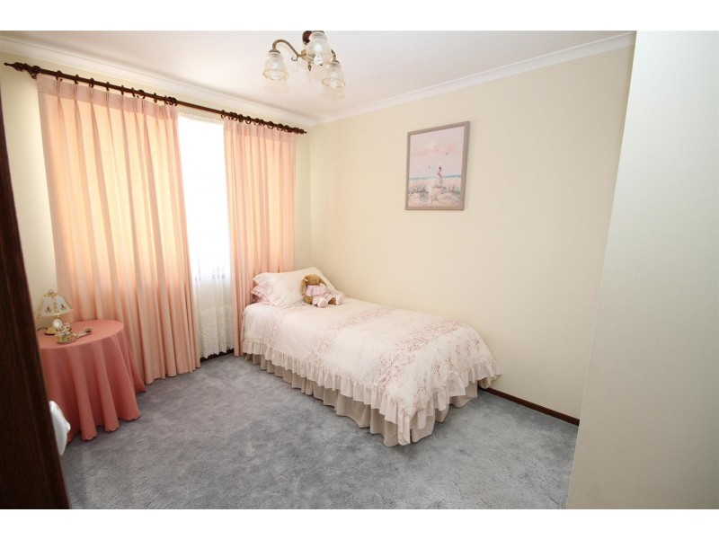 16 Merriman Drive, Yass NSW 2582