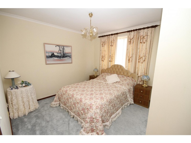16 Merriman Drive, Yass NSW 2582