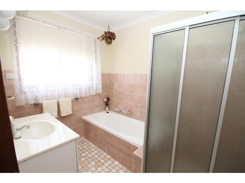 16 Merriman Drive, Yass NSW 2582