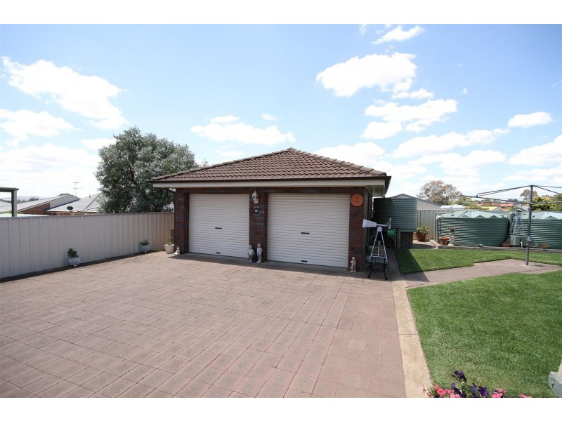 16 Merriman Drive, Yass NSW 2582