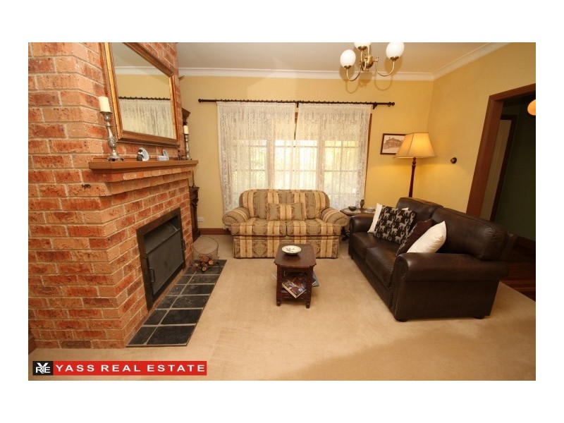 14 Irvine Drive, Yass NSW 2582