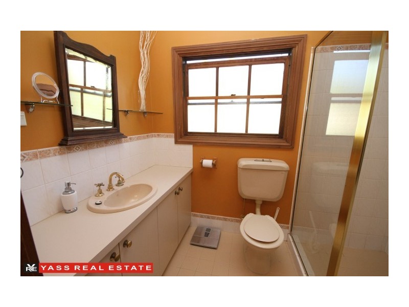 14 Irvine Drive, Yass NSW 2582