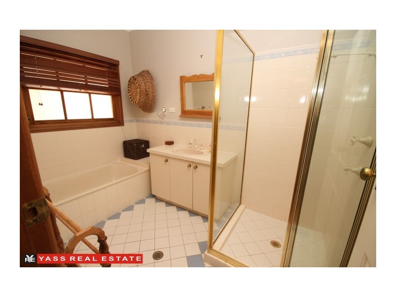 14 Irvine Drive, Yass NSW 2582