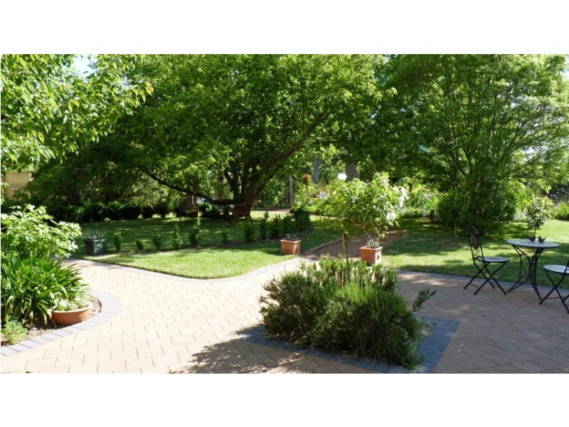 14 Irvine Drive, Yass NSW 2582