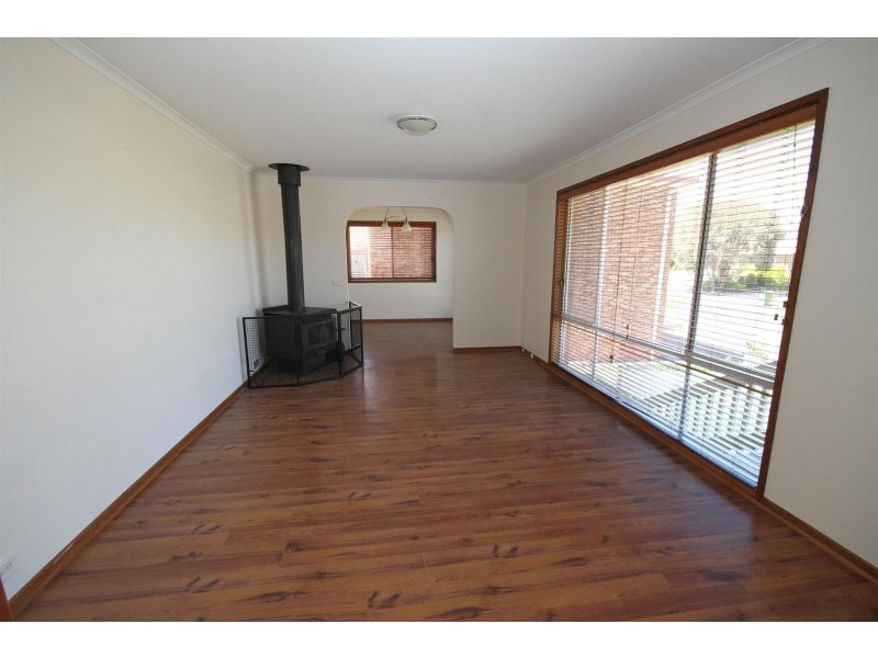 8 Walker Place, Yass NSW 2582