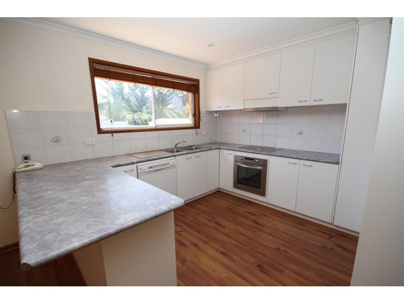 8 Walker Place, Yass NSW 2582