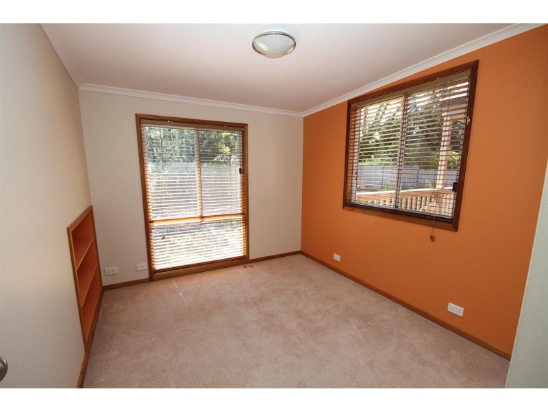 8 Walker Place, Yass NSW 2582