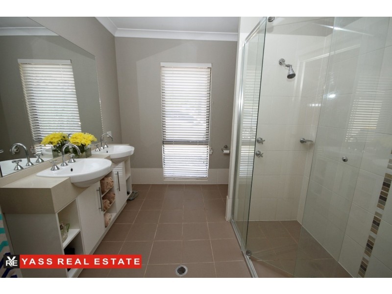 5 Wilson Place, Yass NSW 2582