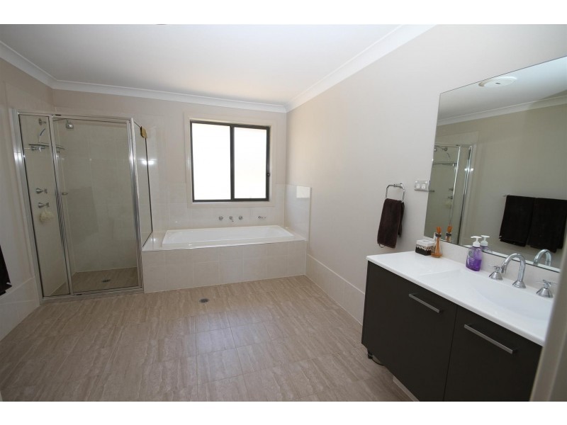 6 Zouch Road, Yass NSW 2582