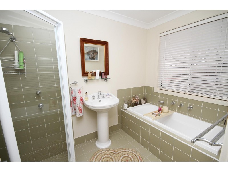 4 Mckenna Avenue, Yass NSW 2582