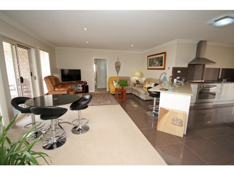 18 Hatton Drive, Yass NSW 2582