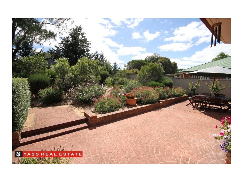 10 Walker Place, Yass NSW 2582