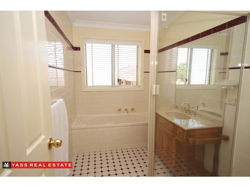 10 Walker Place, Yass NSW 2582