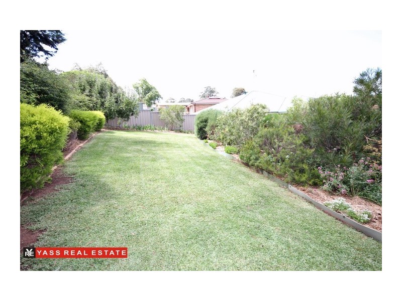 10 Walker Place, Yass NSW 2582
