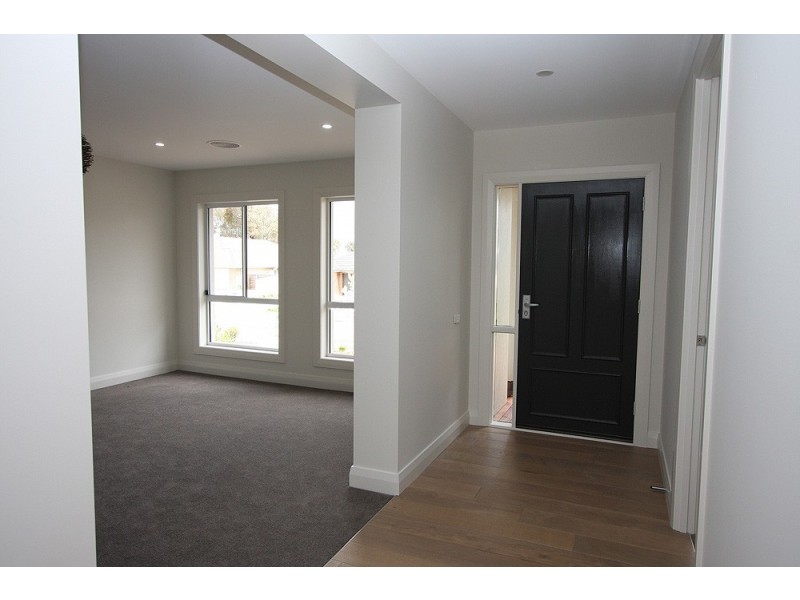 16 Mckenna Avenue, Yass NSW 2582