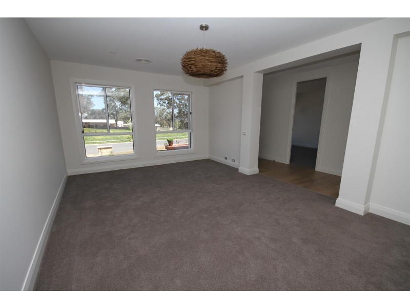 16 Mckenna Avenue, Yass NSW 2582