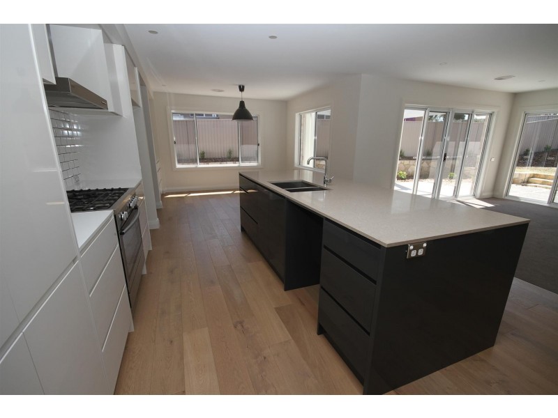 16 Mckenna Avenue, Yass NSW 2582