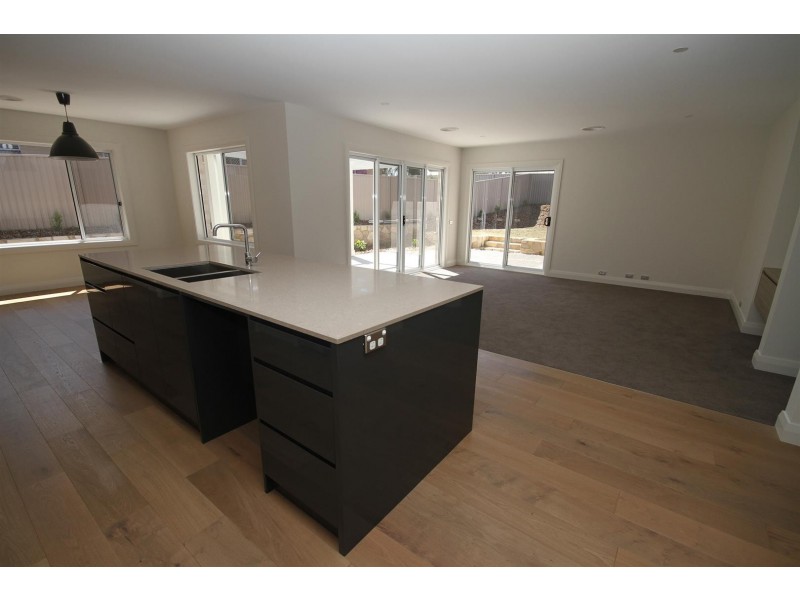 16 Mckenna Avenue, Yass NSW 2582