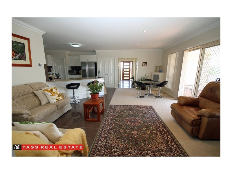 18 Hatton Drive, Yass NSW 2582