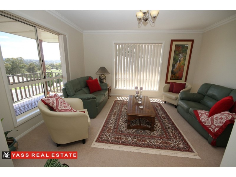 18 Hatton Drive, Yass NSW 2582
