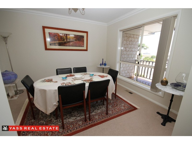 18 Hatton Drive, Yass NSW 2582