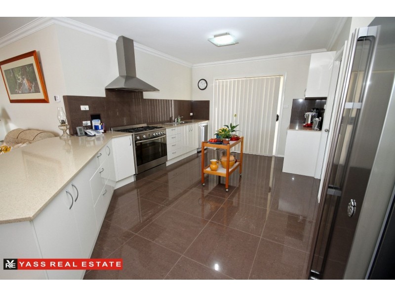 18 Hatton Drive, Yass NSW 2582