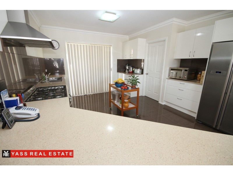 18 Hatton Drive, Yass NSW 2582