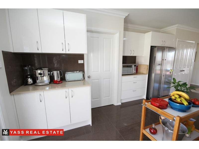 18 Hatton Drive, Yass NSW 2582