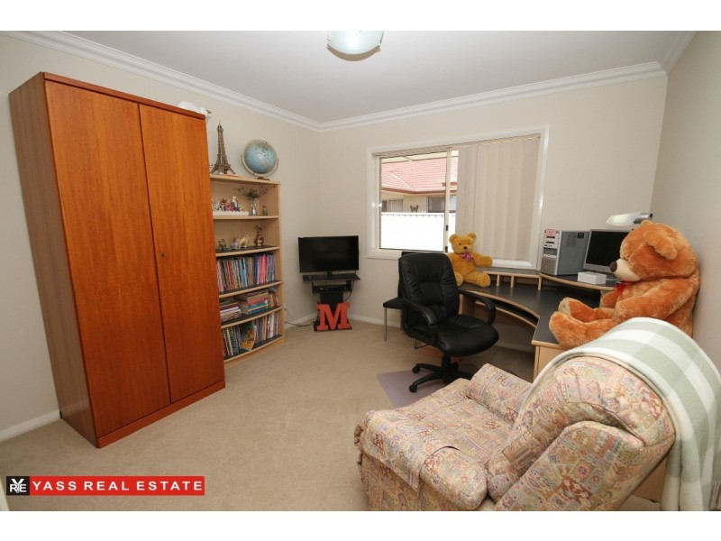 18 Hatton Drive, Yass NSW 2582