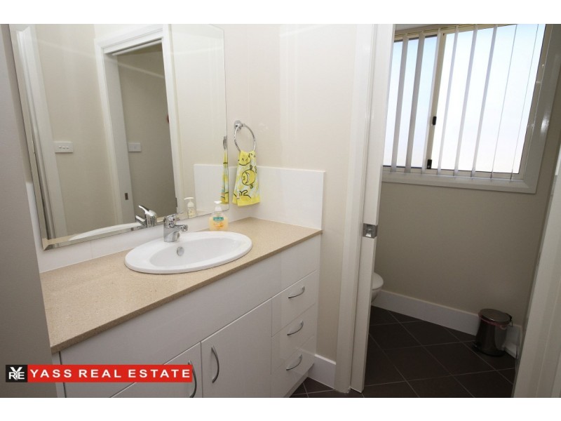 18 Hatton Drive, Yass NSW 2582