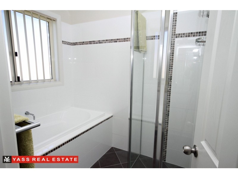 18 Hatton Drive, Yass NSW 2582