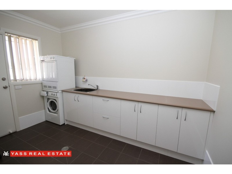 18 Hatton Drive, Yass NSW 2582