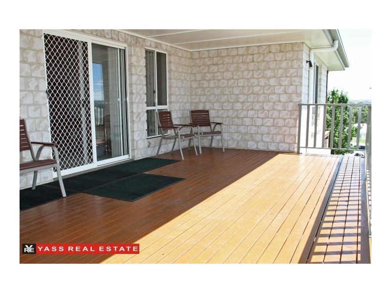 18 Hatton Drive, Yass NSW 2582