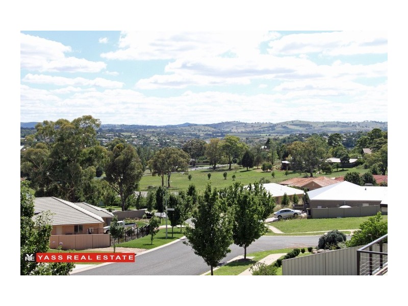 18 Hatton Drive, Yass NSW 2582