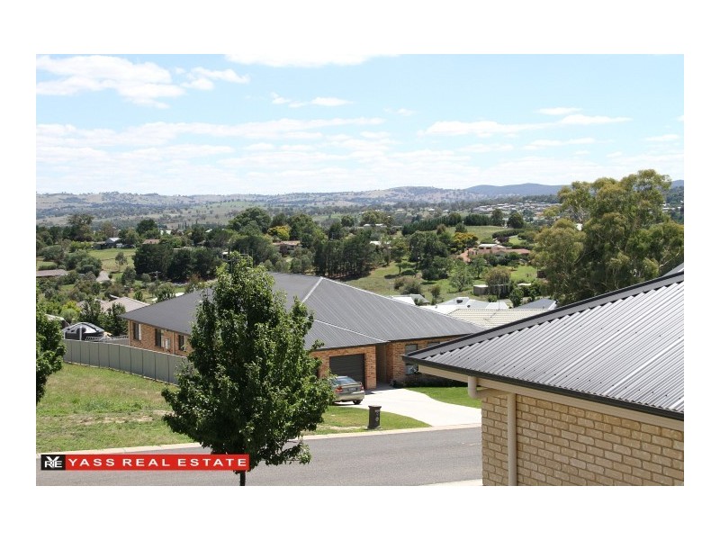 18 Hatton Drive, Yass NSW 2582
