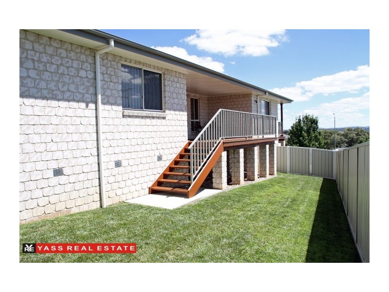 18 Hatton Drive, Yass NSW 2582