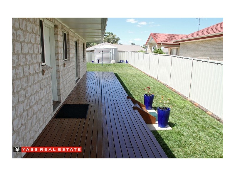 18 Hatton Drive, Yass NSW 2582