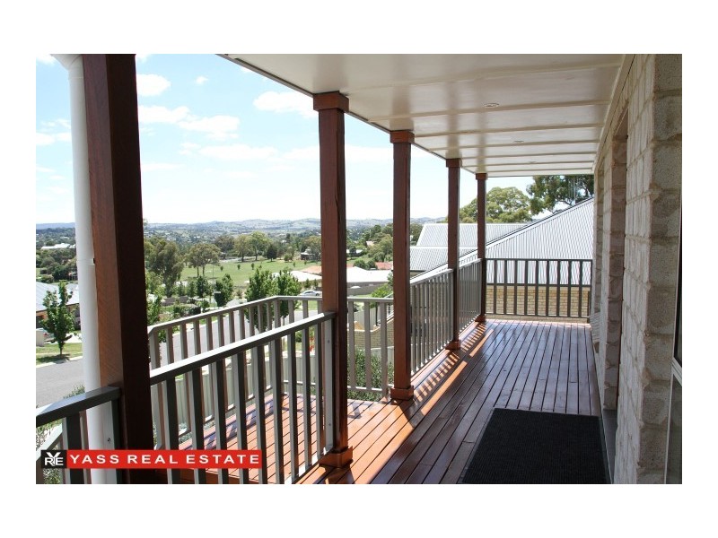 18 Hatton Drive, Yass NSW 2582