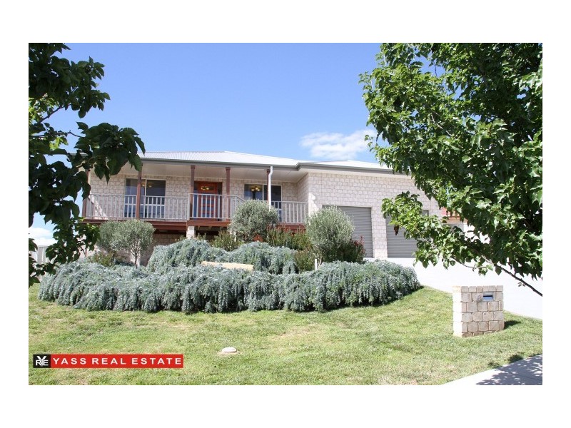 18 Hatton Drive, Yass NSW 2582