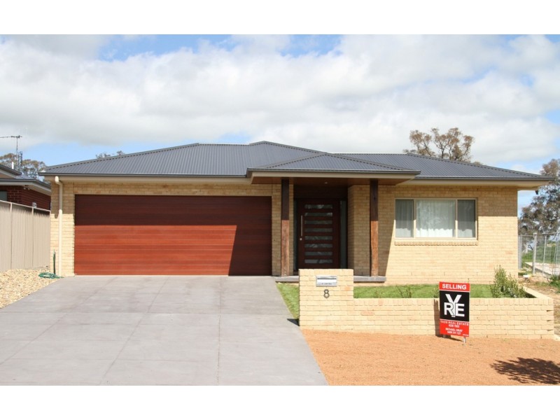 8 Burgess Place, Yass NSW 2582