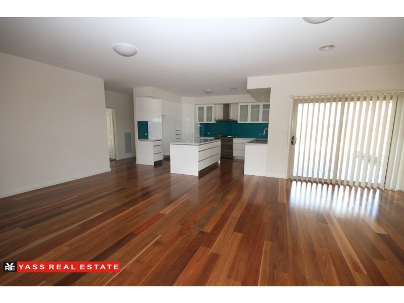 8 Burgess Place, Yass NSW 2582