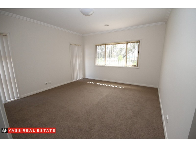 8 Burgess Place, Yass NSW 2582