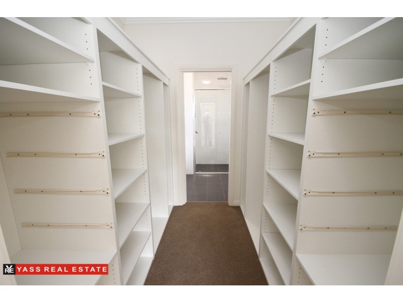 8 Burgess Place, Yass NSW 2582