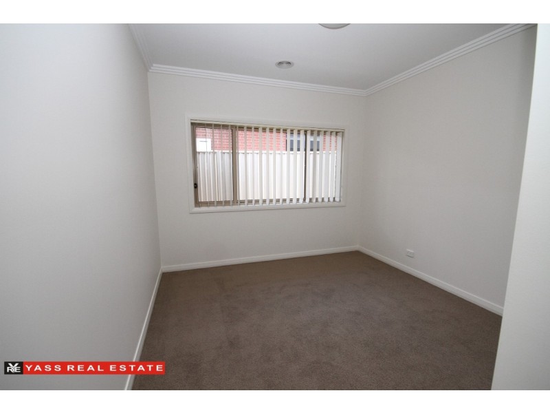 8 Burgess Place, Yass NSW 2582