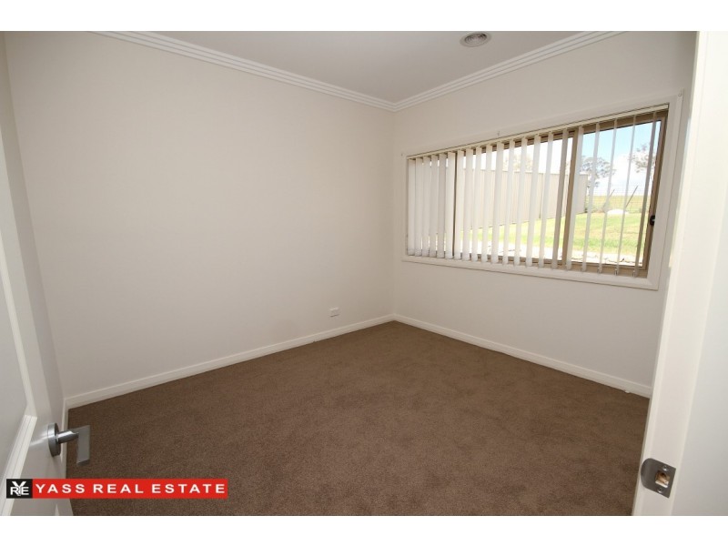 8 Burgess Place, Yass NSW 2582